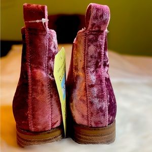 Toms Ella Faded Rose Pink Velvet Chelsea Ankle Boot. Size 6. New with tags
